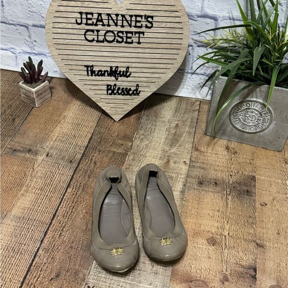 Tory Burch Caroline Ballet Flats khaki Leather Gold Logo Hardware Size 6M - Picture 6 of 8